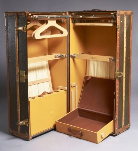 Malle de voyage Louis Vuitton ancienne en toile monogrammée, rachetée par un antiquaire en Savoie